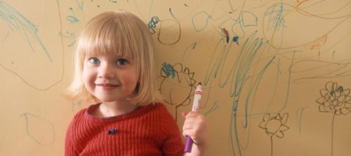 Ребенок рисует на обоях. 5 супер-идей –, как отучить ребенка рисовать на стене #полезное