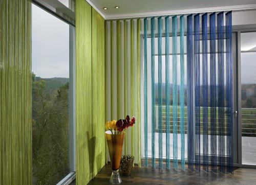 Нитяные шторы в интерьере спальни. Достоинства и недостатки ниточных гардин