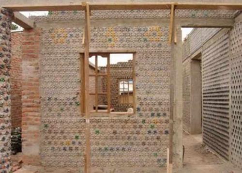 Сарай из стеклянных бутылок. Стены из бутылок