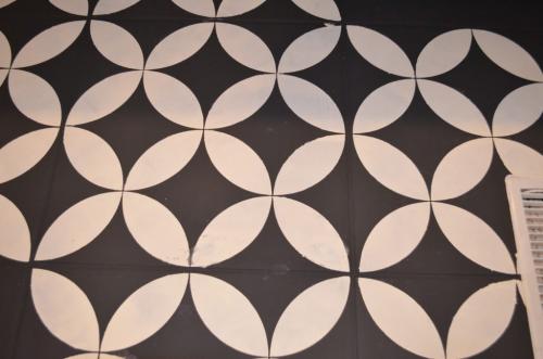 Трафареты для кафельной плитки. Мастерица полностью преобразила пол в ванной, используя лишь трафарет и немного краски