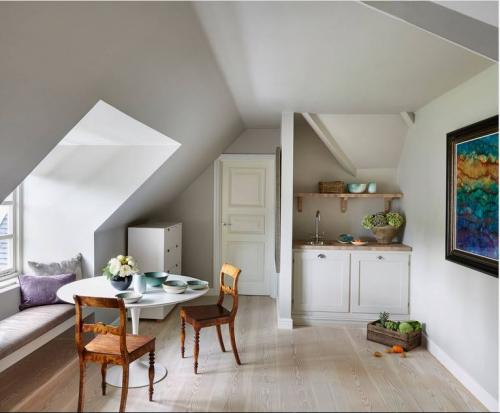 Круглый стол со стульями для маленькой кухни. Какой он, идеальный стол для маленькой кухни – круглый или прямоугольный?