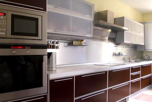 Кухни с алюминиевой кромкой. Делаем пластиковые фасады с алюминиевой кромкой