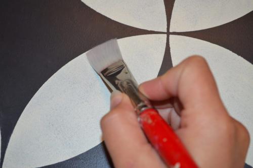 Трафареты для кафельной плитки. Мастерица полностью преобразила пол в ванной, используя лишь трафарет и немного краски