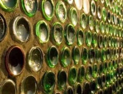 Сарай из стеклянных бутылок. Стены из бутылок