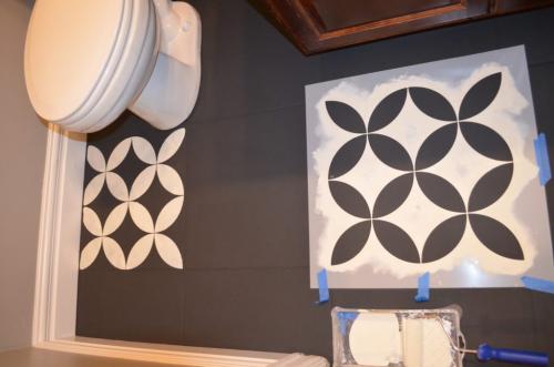 Трафареты для кафельной плитки. Мастерица полностью преобразила пол в ванной, используя лишь трафарет и немного краски