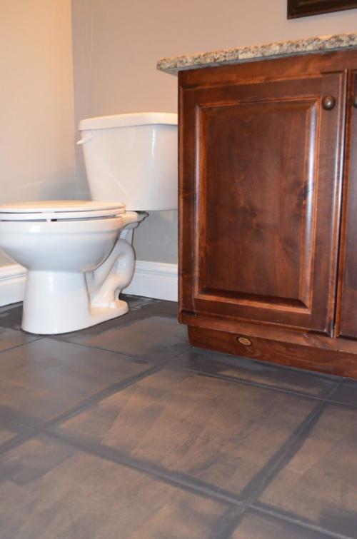 Трафареты для кафельной плитки. Мастерица полностью преобразила пол в ванной, используя лишь трафарет и немного краски