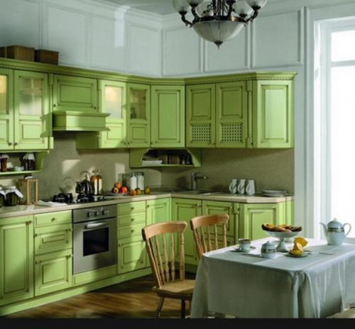 Дизайн кухни зеленого цвета угловая. Кухонная мебель салатового цвета