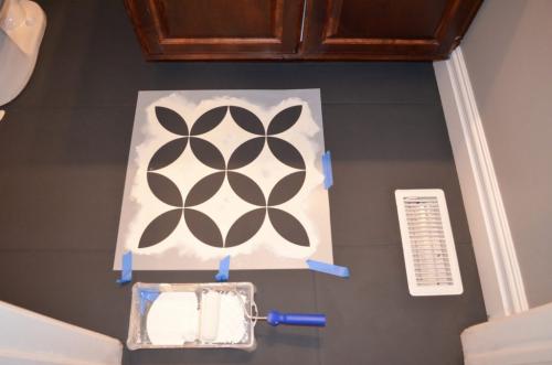 Трафареты для кафельной плитки. Мастерица полностью преобразила пол в ванной, используя лишь трафарет и немного краски