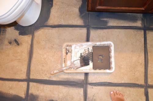 Трафареты для кафельной плитки. Мастерица полностью преобразила пол в ванной, используя лишь трафарет и немного краски