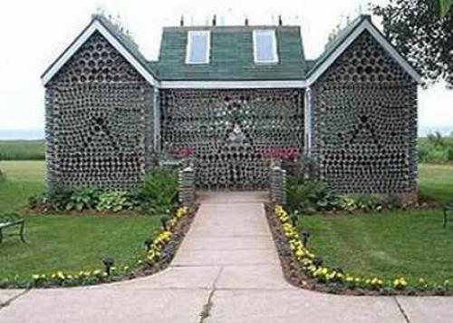 Сарай из стеклянных бутылок. Стены из бутылок
