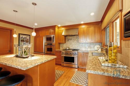 Дизайн кухни. Красивый дизайн кухни, расположенной в частном доме