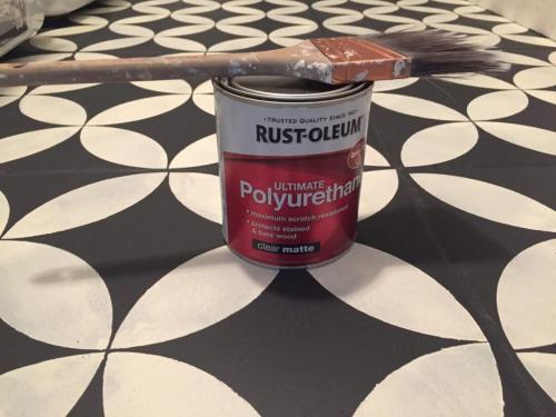 Трафареты для кафельной плитки. Мастерица полностью преобразила пол в ванной, используя лишь трафарет и немного краски