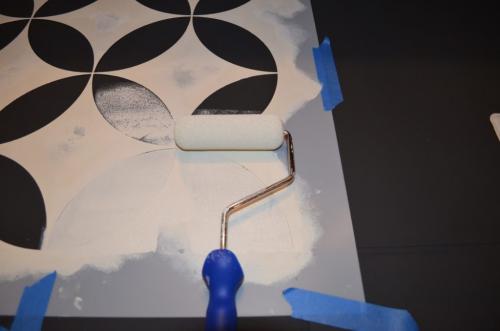 Трафареты для кафельной плитки. Мастерица полностью преобразила пол в ванной, используя лишь трафарет и немного краски