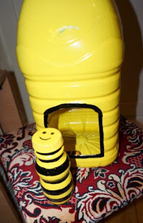 Как изготовить улей для пчёл из пластиковых бутылок?