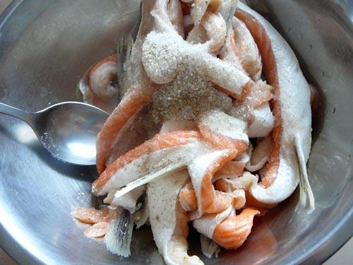 Как засолить быстро рыбу в домашних условиях. Рыба с луком 25