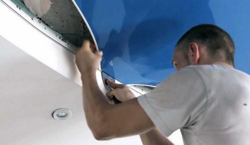 В натяжном потолке маленькая дырочка, что делать. Решаем проблему