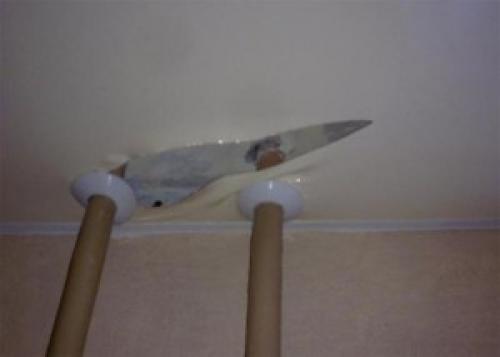 Лопнул натяжной потолок, что делать. Что делать, если порвался натяжной потолок