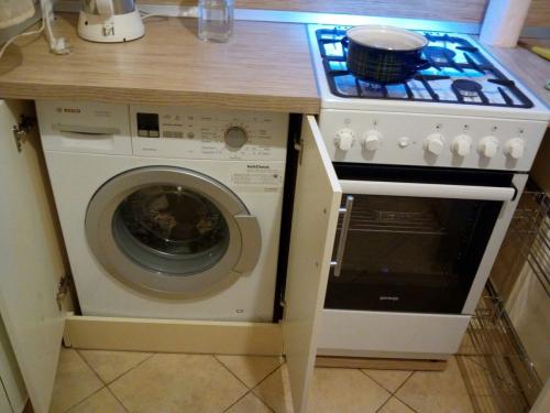 Куда поставить стиральную машину в маленькой кухне. За и Против расположения стиральной машины на кухне