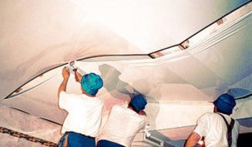 В натяжном потолке маленькая дырочка, что делать. Решаем проблему