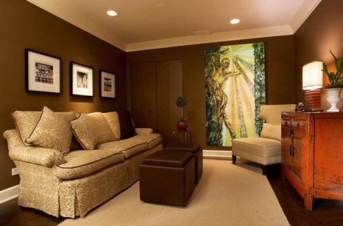 Какие цвета сочетаются с бежевым и коричневым в интерьере. БЕЖЕВО-КОРИЧНЕВАЯ ГОСТИНАЯ: ОСНОВЫ ПРОЕКТИРОВАНИЯ