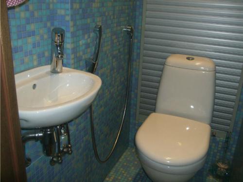 Туалет с раковиной. Нужна ли раковина в туалете