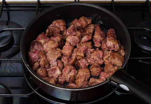 Как приготовить печень в сметане. Как приготовить говяжью печень в сметане с луком — рецепт печени говяжьей, тушенной в сметане на сковороде, с пошаговыми фото