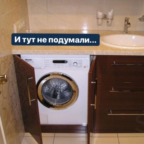 Стиральная машина в шкафу