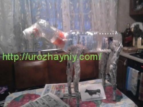 Корова из пластиковых бутылок своими руками. Бычок из пластиковой бутылки. Автор Ольга Короннова