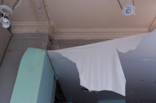 Лопнул натяжной потолок, что делать. Что делать, если порвался натяжной потолок