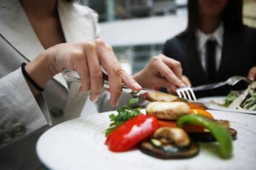 Как правильно себя вести за столом. 15 правил этикета за столом, которые должен знать каждый