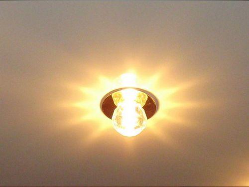 В натяжном потолке маленькая дырочка, что делать. Решаем проблему