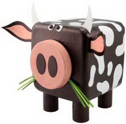 Как сделать корову своими руками. Корова из пластиковых бутылок