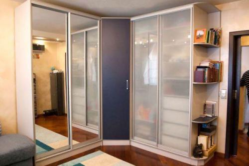 Угловой шкаф в гостинную.  Отдельно стоящие (не встроенные) шкафы