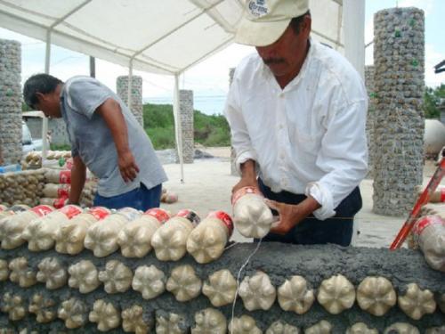 Дом из пластиковых бутылок. Как построить дом из пластиковых бутылок?