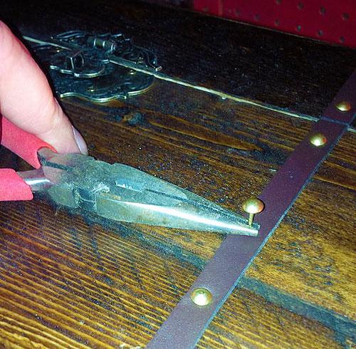 Как обшить сундук тканью. Делаем сундук для хранения вещей в закладки 33