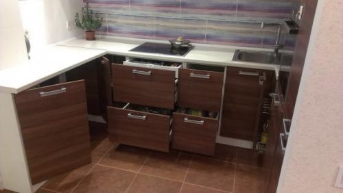 Кухня гостиная 40 метров в частном доме. Дизайн современной кухни-гостиной 40 кв м с фасадами из стекла и пеналами с техникой