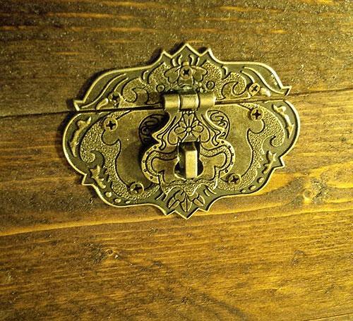 Как обшить сундук тканью. Делаем сундук для хранения вещей в закладки 33