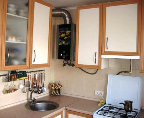 Кухонный гарнитур для маленькой кухни с газовой колонкой. Что нужно учесть при ремонте