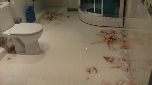 Чем покрыть пол в ванной кроме плитки. Материалы для отделки пола в ванной вместо плитки