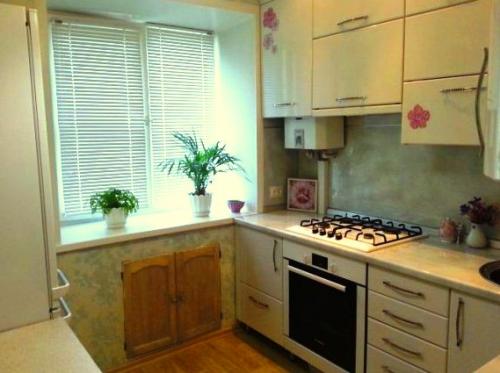 Кухонный гарнитур для маленькой кухни с газовой колонкой. Что нужно учесть при ремонте