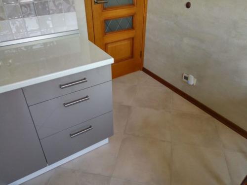 Какой пол на кухне лучше сделать. Линолеум на кухне 06