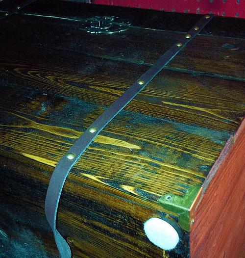 Как обшить сундук тканью. Делаем сундук для хранения вещей в закладки 33