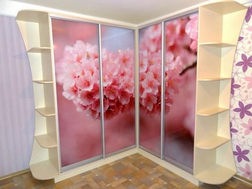 Дизайн зала с угловым шкафом купе. Угловая мебель для гостиной с угловым шкафом 03