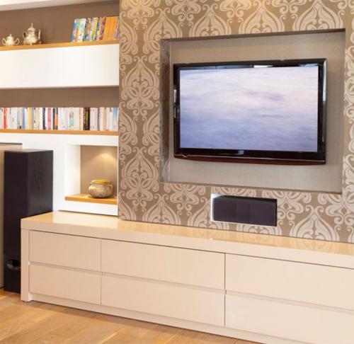 Кирпичные стены в интерьере белые. Белая кирпичная стена в гостиной 20