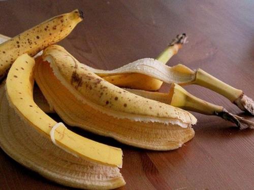 Что сделать с банановой кожурой. Польза банановой кожуры для растений 08