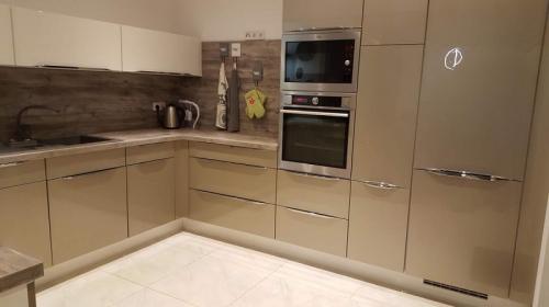 Сочетание серого и бежевого в интерьере кухни. Почему бежевый цвет так популярен в интерьере кухни