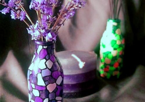 Ваза из бутылки чем украсить. Ваза из стеклянной бутылки своими руками