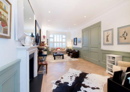 Светлые стены темный пол. Сочетание пола и дверей 10