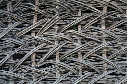 Плетеные ограждения для клумб. Выбираем материалы