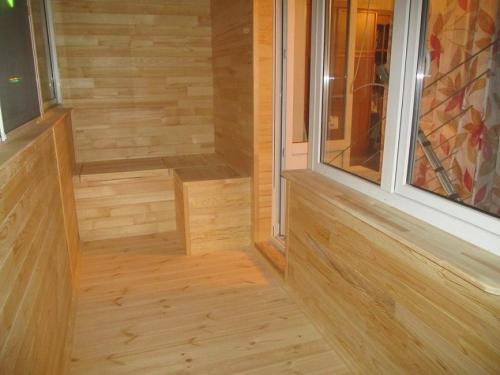 Лоджии отделка интересные идеи.  Универсальный обшивочный материал – вагонка